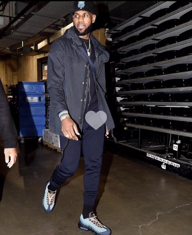 他明明能投，却选择了传（明明能出手，他偏要分球）