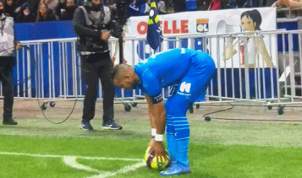 欧联对阵格拉茨风暴，卡拉布里亚打进挑球过人后精彩进球