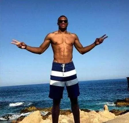 队长镇守后防，比肩最佳表现（队长坐镇防线，表现不逊最佳）