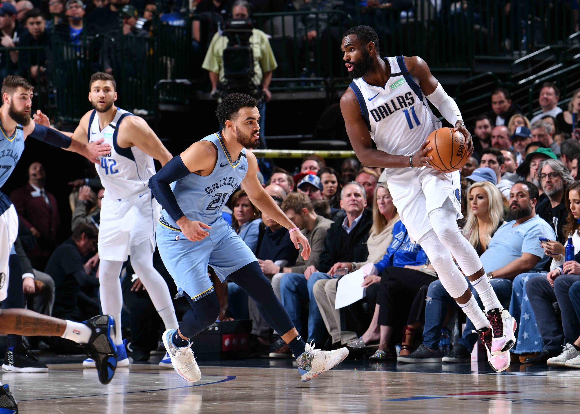 东契奇半场贡献18分，浓眉6分3篮板3助攻（半场战罢，东契奇18分，浓眉6分3篮板3助攻）