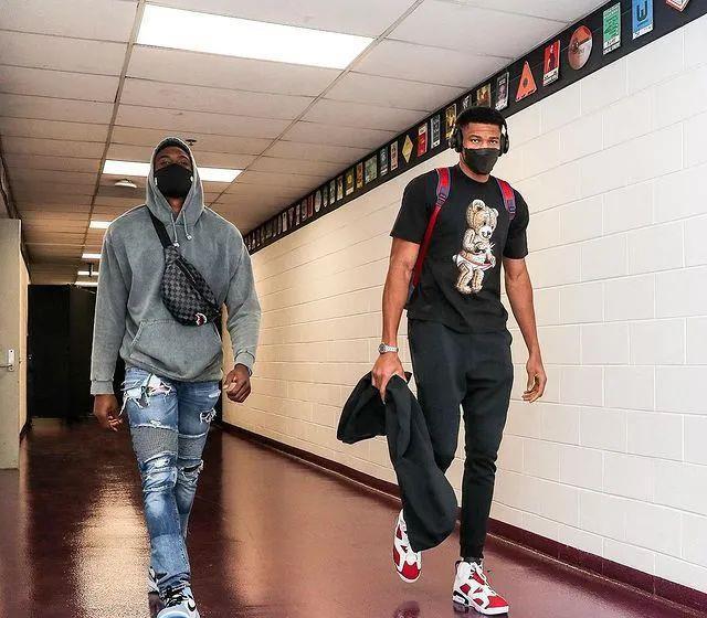 利物浦切尔西双双翻车，阿森纳笑纳5分大礼，争冠只剩两支队？（红军蓝军齐遭滑铁卢，枪手收下5分厚礼，冠军之争只剩两强？）