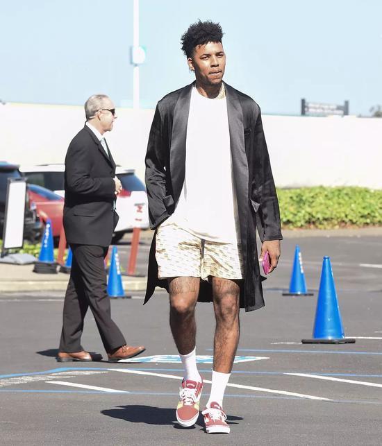 阿隆索：姆巴佩明天能上；阿韦洛亚未来有可能执教皇马（阿隆索：姆巴佩明日可上阵，阿韦洛亚未来或执教皇马）