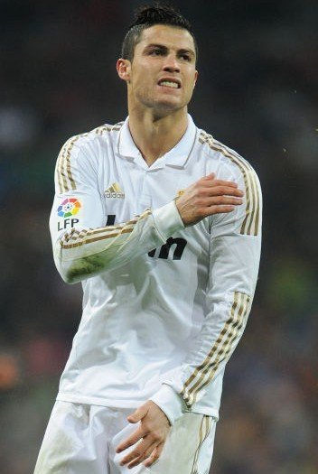 世体：弗里克对阿劳霍首张黄牌不满，他要求球员尽量减少抗议（世体：弗里克不满阿劳霍首张黄牌，要求球员尽量少抗议）