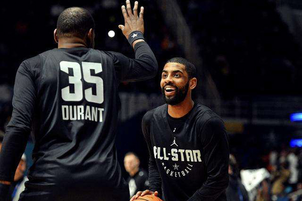 更衣室内讧 更衣室内讧